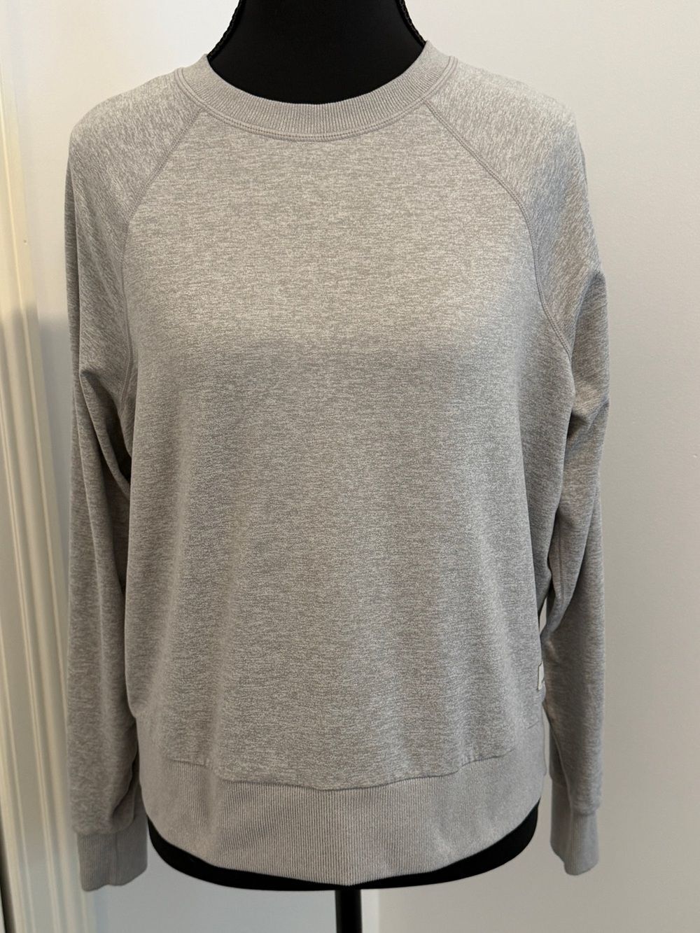 Vuori Halo Women's Modern Crewneck Lightweight Soft Grey Sweatshirt Size XS/S - Picture 6 of 11
